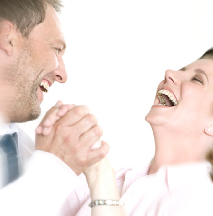 Hochzeitslächeln mit der Lingualbehandlung